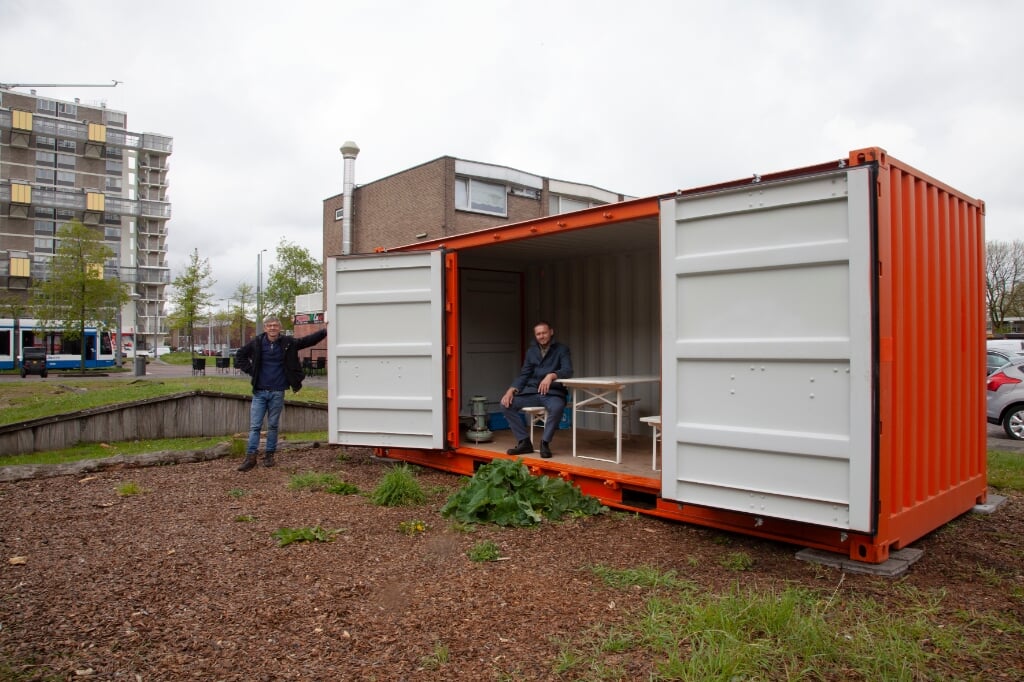 Martin ten Brinke (Stadsboerderij Osdorp) en Ruben Abels (Stichting Design Arbeid) bij de container.