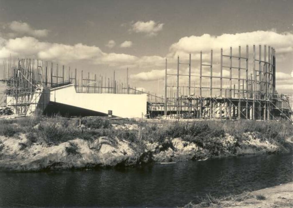 In 1970-’71 werd begonnen met de bouw van de sporthal. 