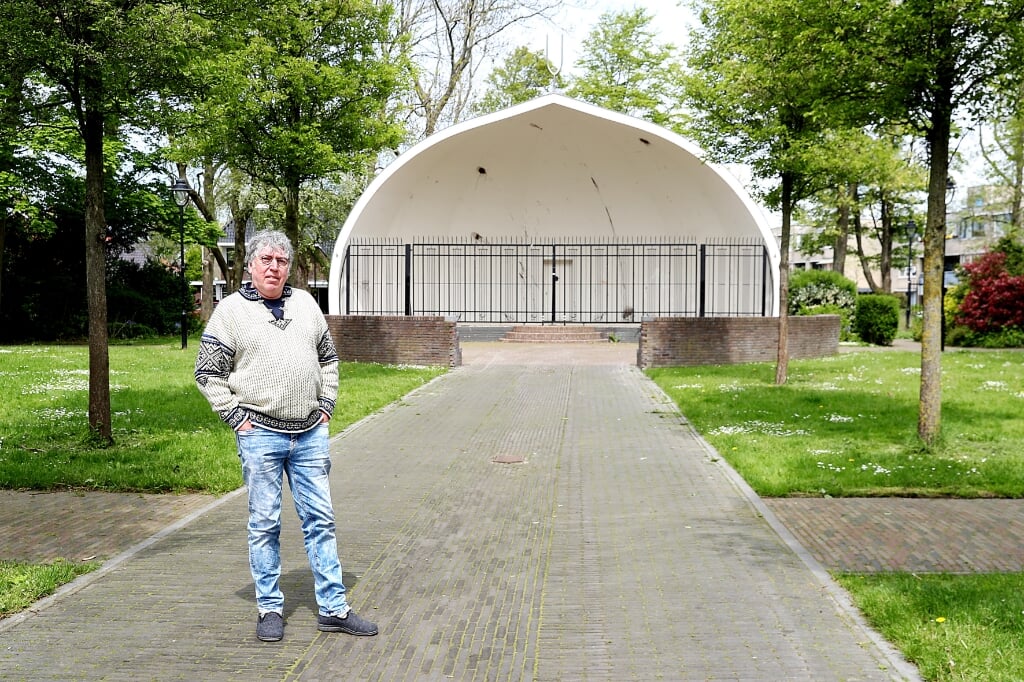 Henk Bakker beheerder van de muziektuin, die voorlopig leeg blijft. De enige optredens die verzorgd worden zijn door de vogels.