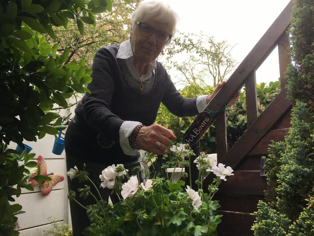 de 82-jarige Siny Beers fleurt 'haar' Ringershofje op.
