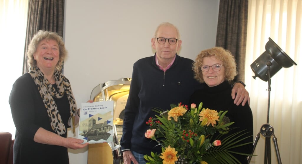 Ina Broekhuizen overhandigt het eerste jaarboek aan Fons en Rina Loos. 