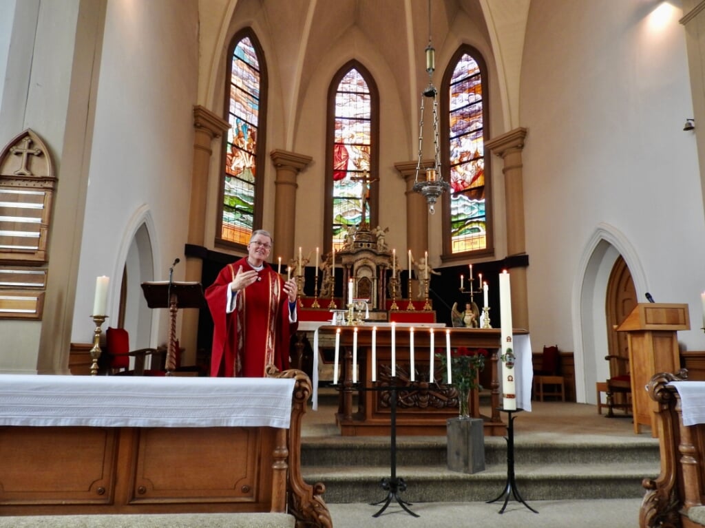 De pastoor zonder misdienaren op het altaar