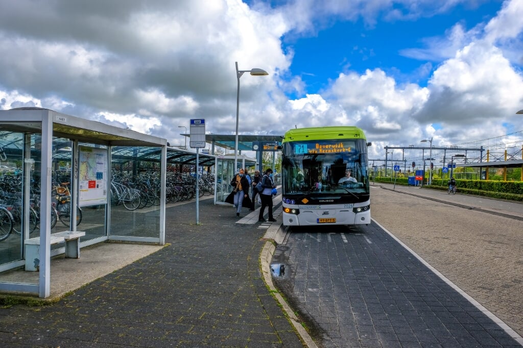 Doordat reizigers wegblijven, nemen de reizigersopbrengsten voor de busonderneming af. 