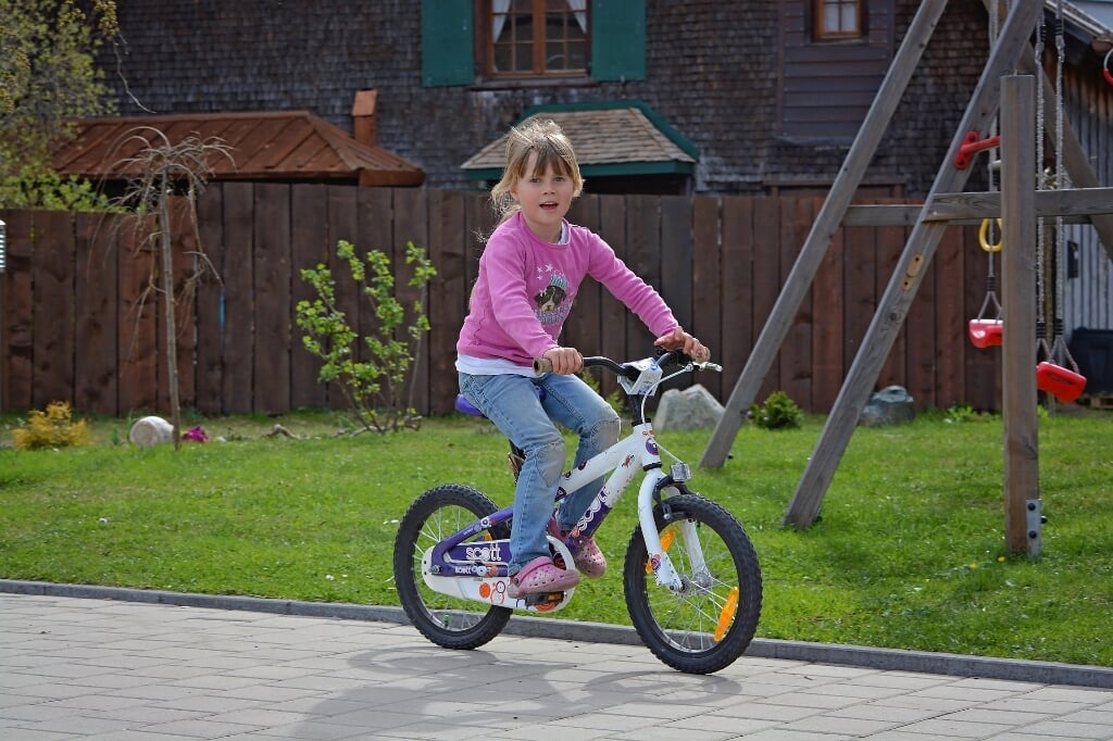 Veilig kunnen fietsen rond de speeltuin.