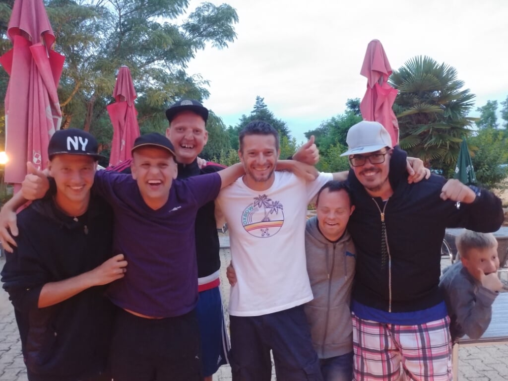 V.l.n.r.: Lorenzo, Nick, Joey, de campingeigenaar, Booy en Dion in Frankrijk.