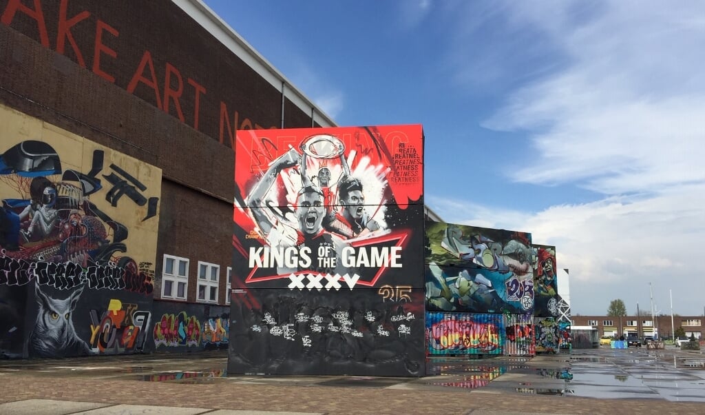Op de NDSM-werf is dit kunstwerk, doelend op het 35e kampioenschap van Ajax, te zien.