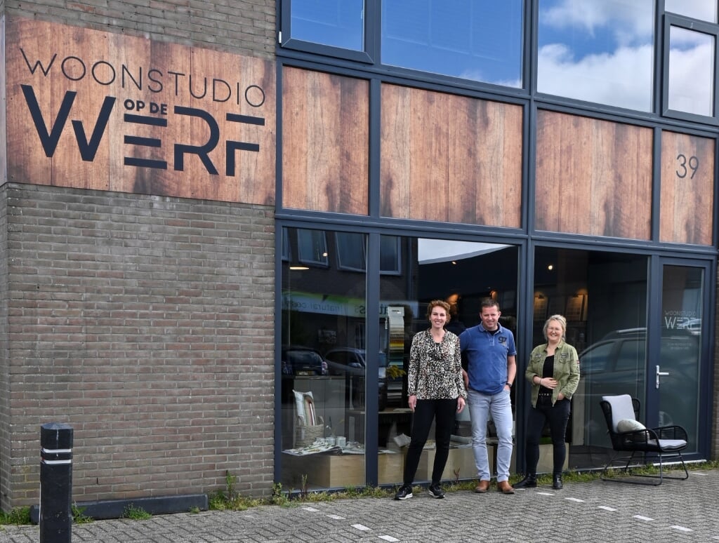 Lekker naar binnen gluren bij ‘Woonstudio op de Werf’ met v.l.n.r. Irene Seuren, Ruud Martens en Ingrid Zonneveld 