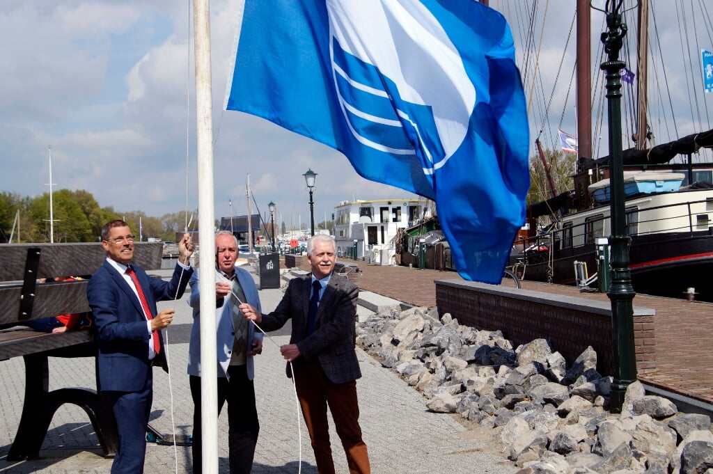 De eerste Blauwe Vlag werd afgelopen donderdag gehesen in de Hanzehaven in Elburg. 