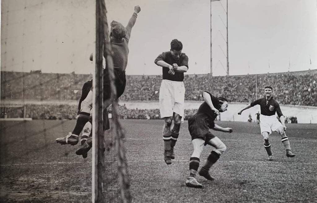 In zijn debuutwedstrijd tegen België in 1934 scoorde Kick Smit (uiterst rechts) meteen drie goals.