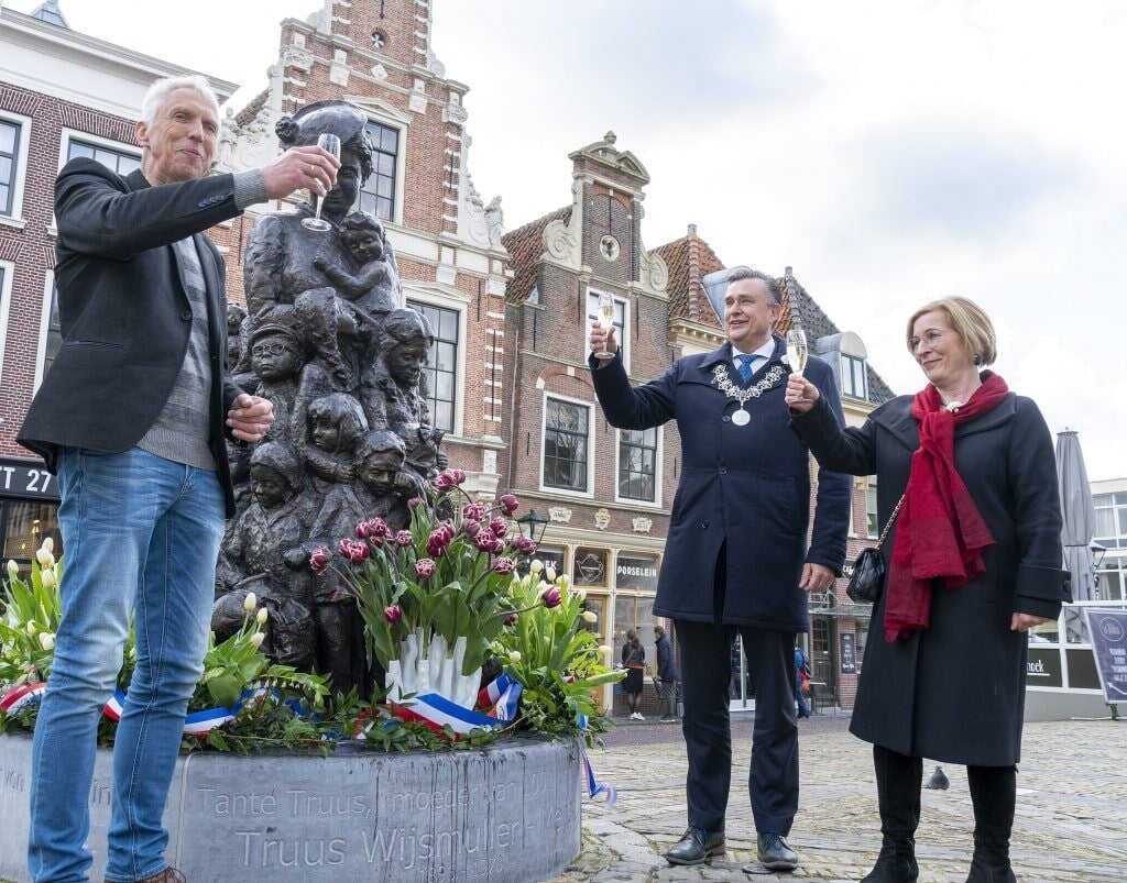 Sam Veldboer van de firma Hybris en burgemeester Emile Roemer en zijn vrouw proosten op de doop van de tulp ‘Tante Truus’. 