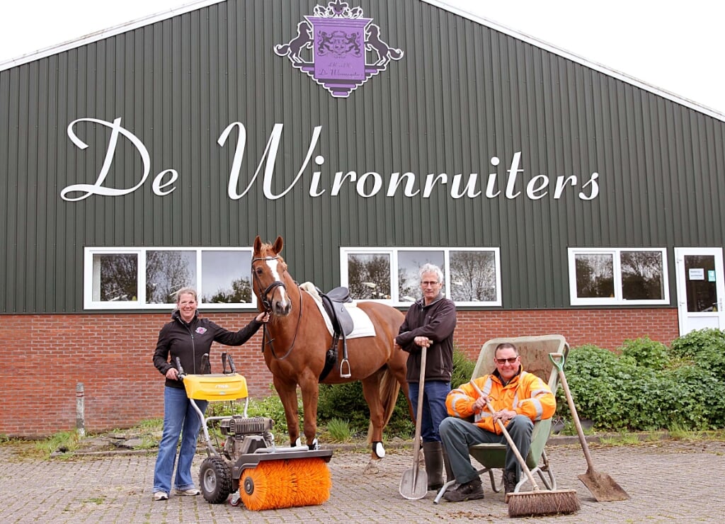 Bestuursleden Wendy ten Brinke, Bert Koorn (m) en Daan Haverkamp met het paard Lady Elegant. (Foto: Pers Bureau Dasbach)