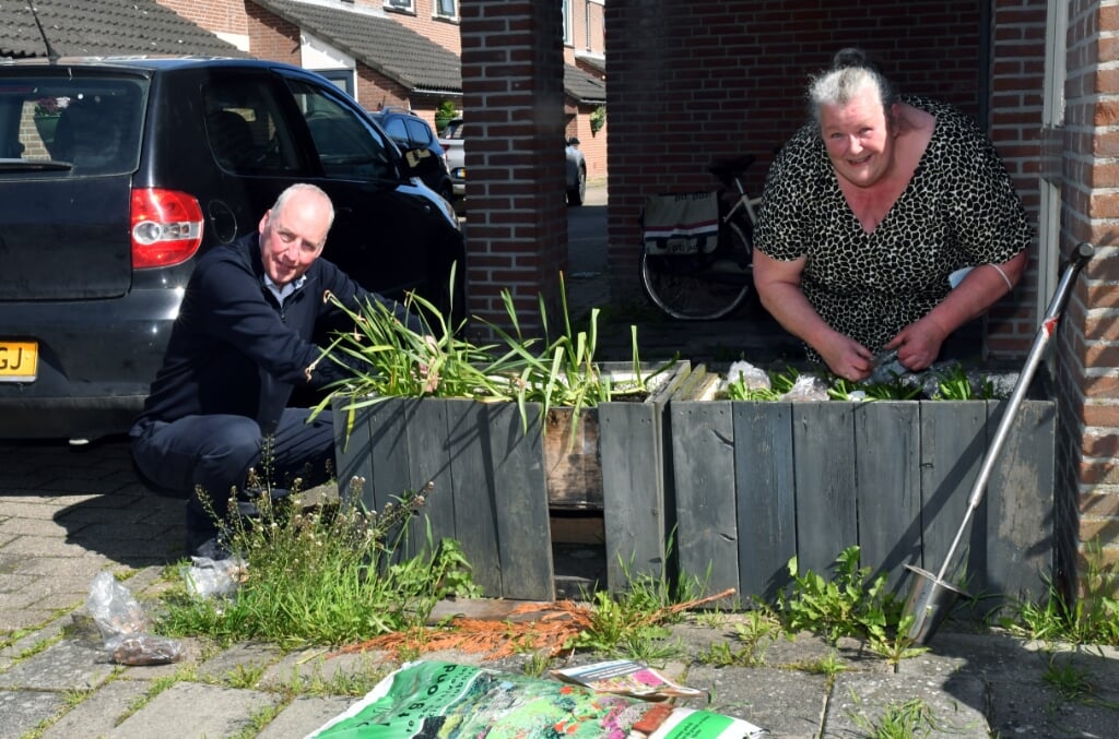 Burgemeester Eduard van Zuijlen en Sylvia Schavemaker samen aan het werk voor een mooiere buurt.