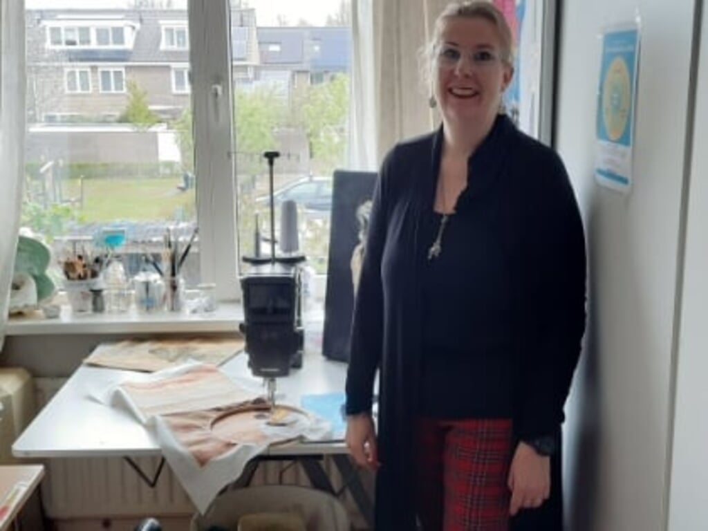 Mirjam van der Linden in haar atelier in Castricum.