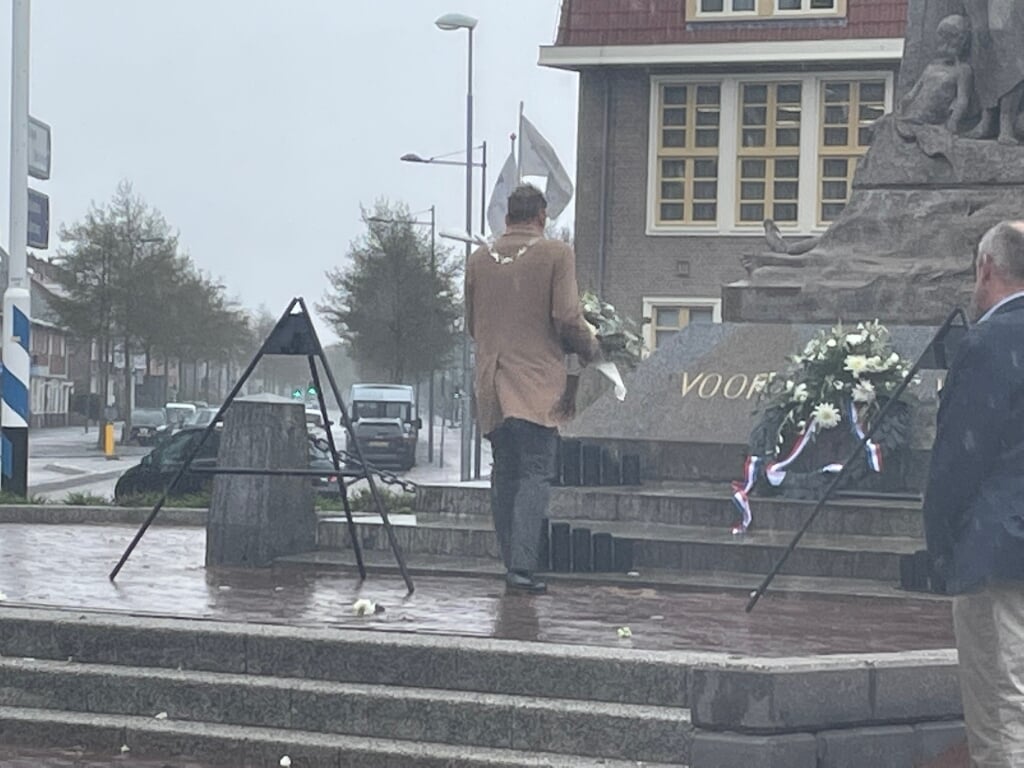 Burgemeester de Boer bij het monument op de Vijfsprong.