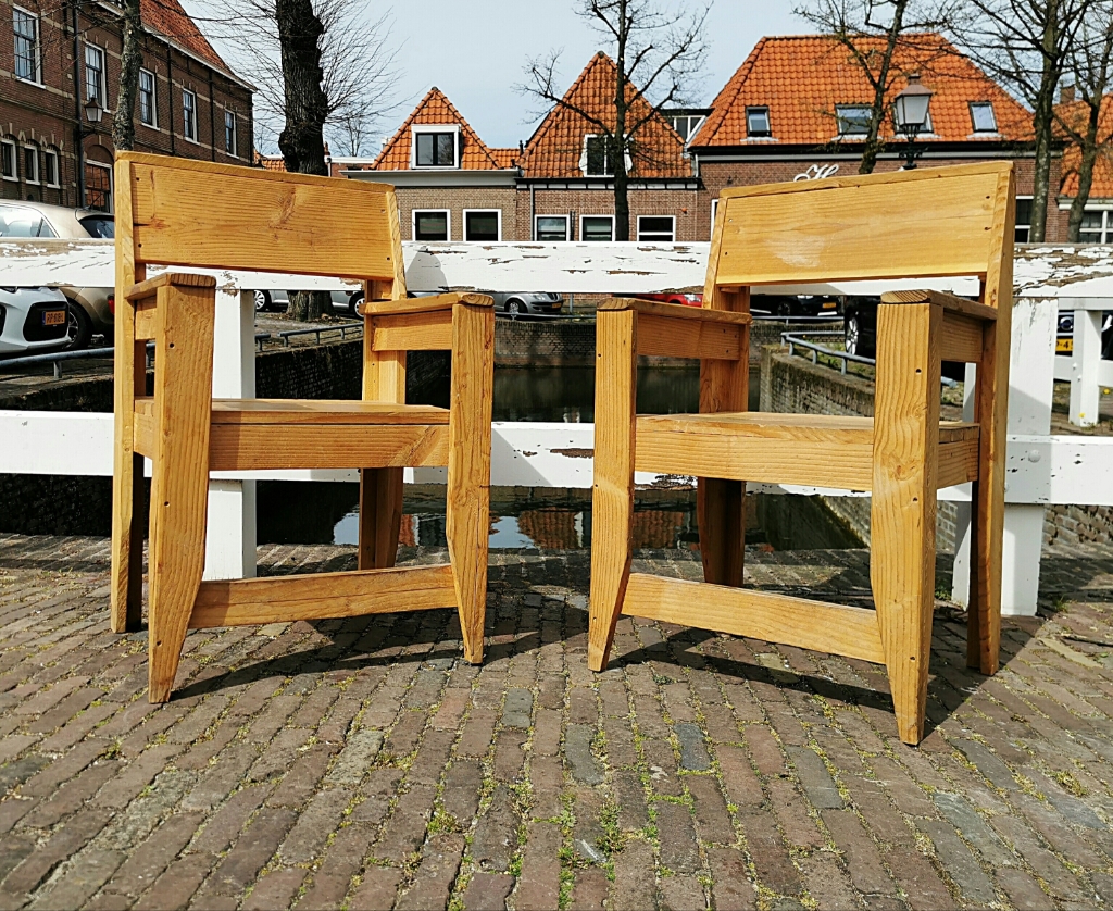 Een bewoonster van de Spoorstraat in Hoorn vond het maar ongezellig dat iedereen met zijn of haar 'koffie to go' heen en weer liep op zoek naar een plaatsje om te zitten. Ze bedacht er wat op en zette deze welkome stoelen neer!