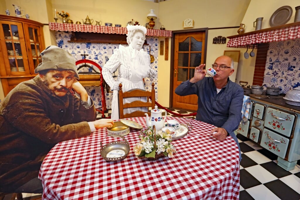 Museumdirecteur Hans Stuijfbergen in de nagebouwde keuken van Saartje.