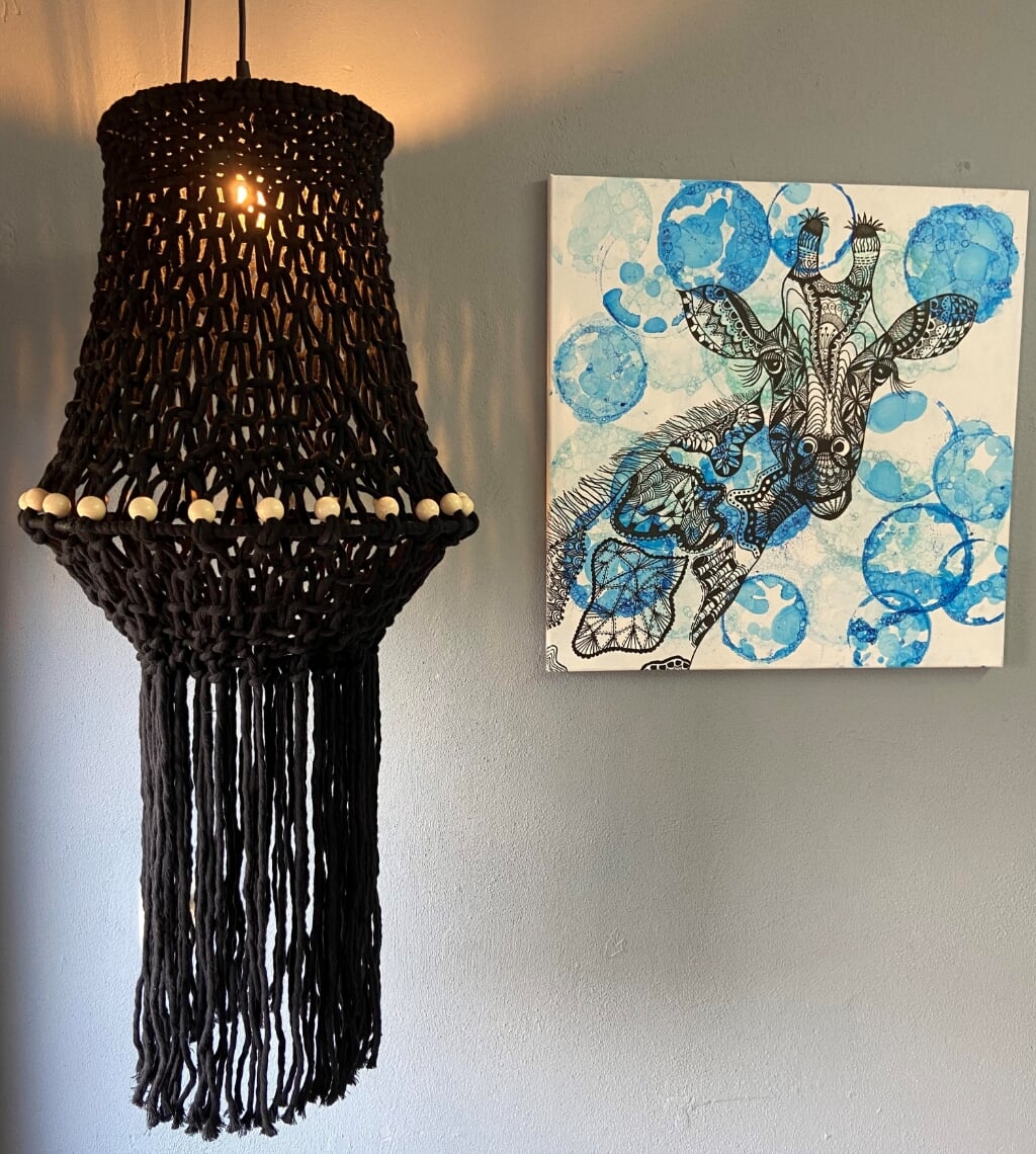 Macramé lamp en Zentangle schilderij. 