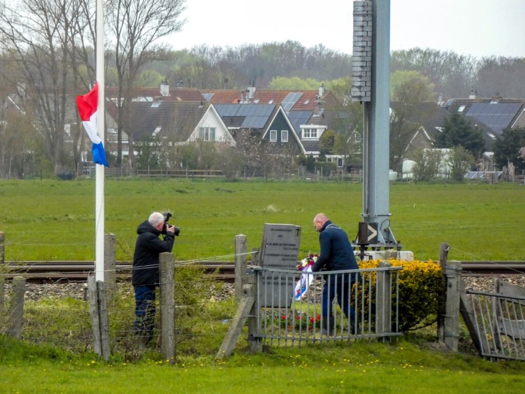 In stilte werden bloemen neergelegd bij het monument door burgemeester Sebastiaan Nieuwland.