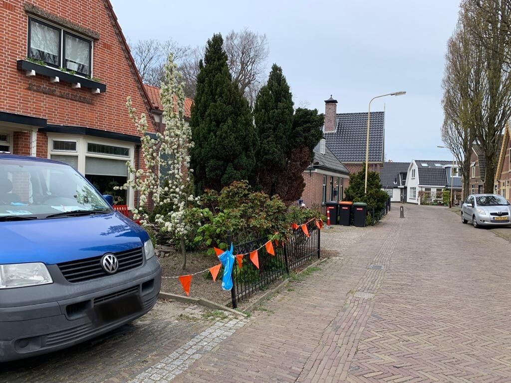 Oranje slingers tijdens Koningsdag in de Schoorlstraat, hangen deze straks voor het EK voetbal in alle straten?