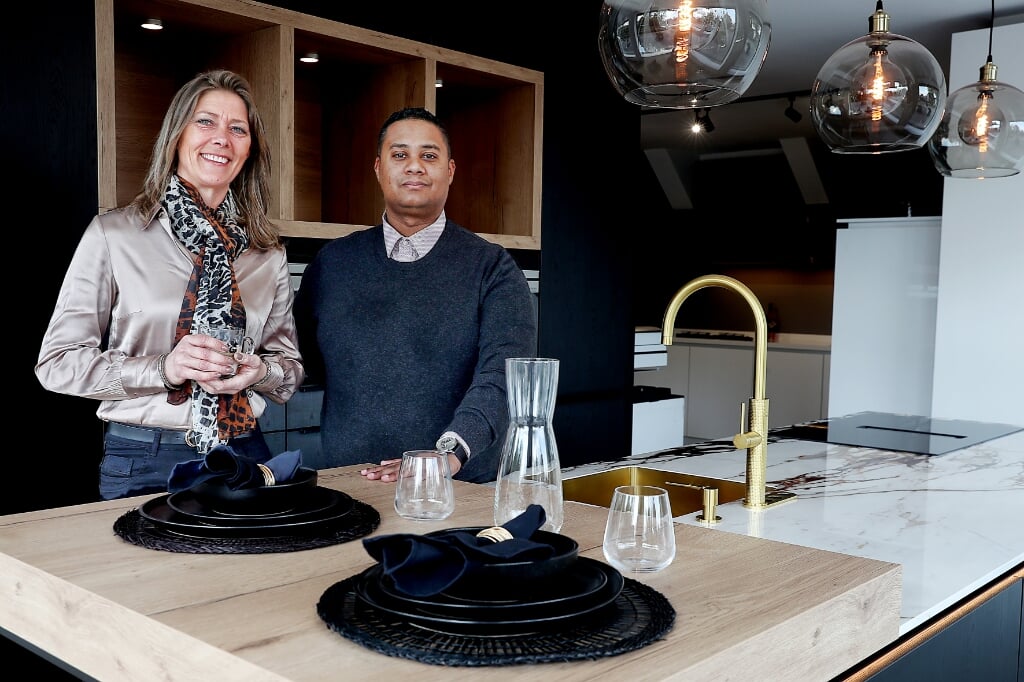 Barbara Koops en Randal Naarden in hun keuken showroom aan de Middenweg