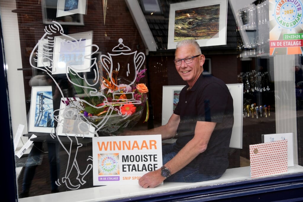 De kunstenaar  Eric Groot exposeerde bij Dirk Snip Sportprijzen, die daarmee in de prijzen viel.