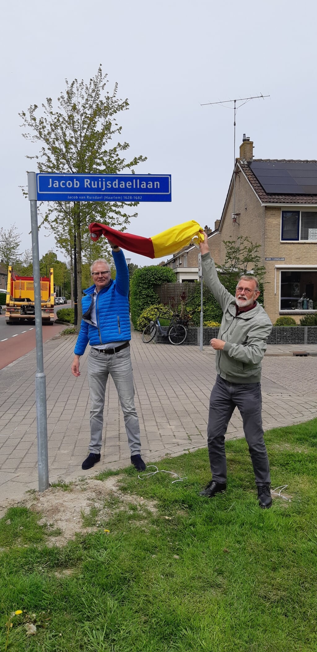 Hans Heddes en Co Wiskerke zijn blij met de nieuwe straatnaamborden.