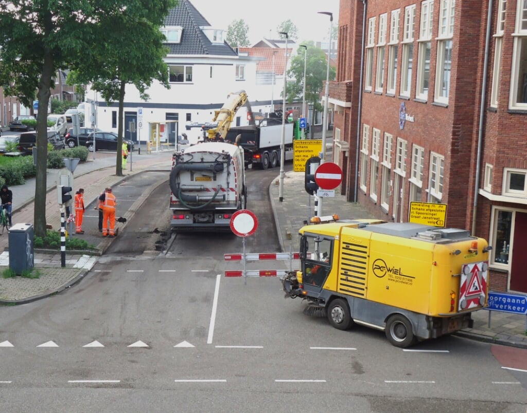 Asfaltwerkzaamheden aan de Schans in Beverwijk.