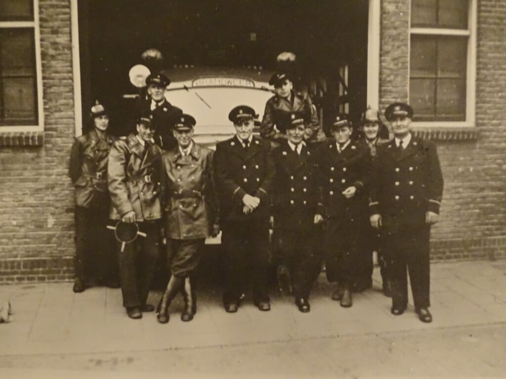 De eerste brandweerkazerne in de Schoolstraat, met rechts op de foto de vader van Gerrit Agterhof.