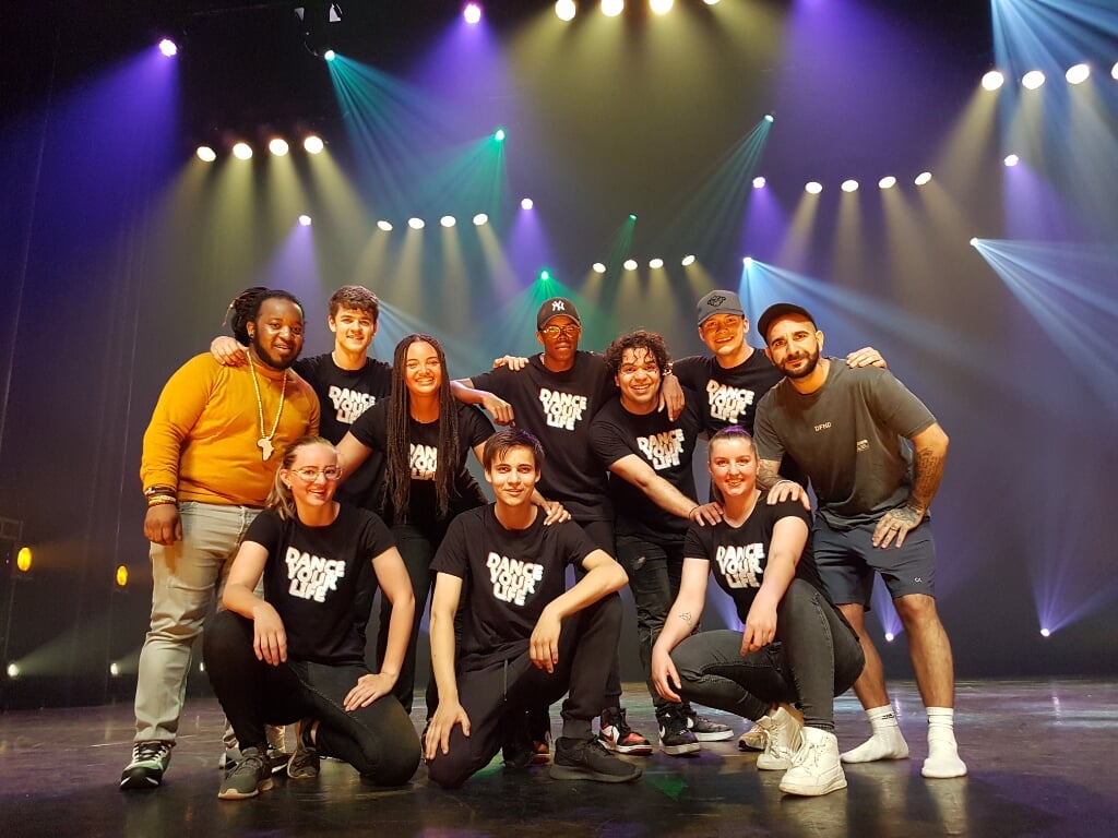 De ploeg van Dance Your Life met geheel rechts choreograaf Cagdas 'Caggie' Gülüm.  