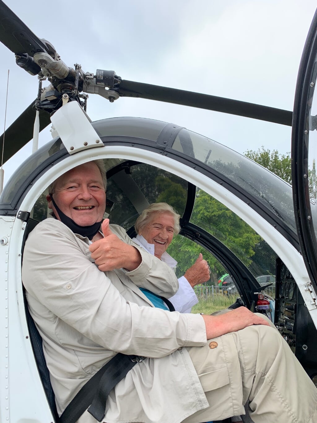 Coby op de foto rechts met haar zoon in de helikopter, net voor vertrek.