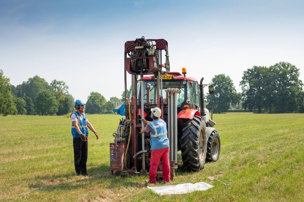 Tijdens het onderzoek rijdt een tractor met een kleine boorinstallatie langs de onderzoekslijnen.