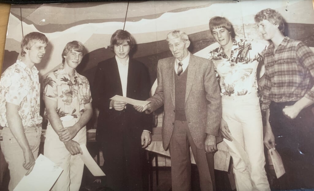Vijf geslaagden diploma visserijschool juni 1981, Vanaf links: Gerrit Kraak, Dirk Kraak, Jan Kraak, Pieter Kraak, Peter Kraak, Piet Kraak.