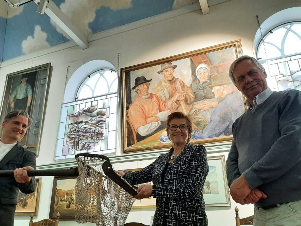 symbolische overdracht financiële bijdrage van gemeente voor schilderij Vissersvrouwen aan Museum van Egmond