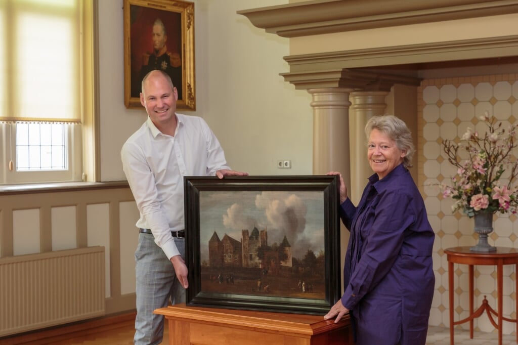 Eric Zwart, directeur Rabobank Waterland en Omstreken overhandigt symbolisch het schilderij aan Rina van Rooij.