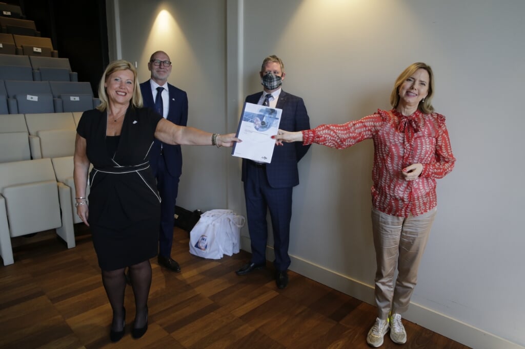 Demissionair minister Cora van Nieuwenhuizen (r) overhandigt het rapport aan Executive Secretary Corinne Mulder.(Foto: aangeleverd)