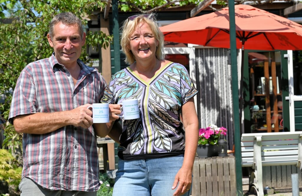 Herman en Anneke kregen een mok voor hun zilveren jubileum bij de tuinvereniging. 