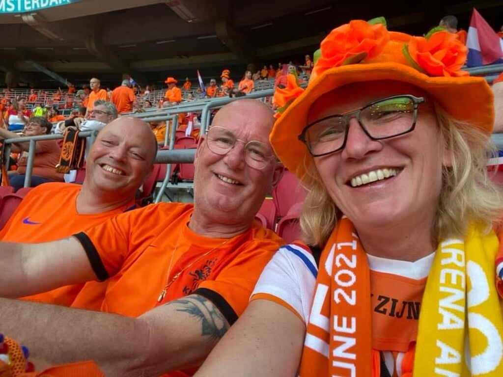 Margit samen met mede oranjofielen Bob van der Hulst en Jan van der Vlies. 
