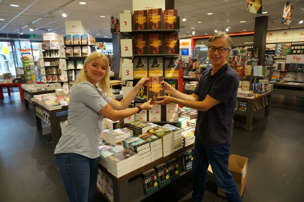 Tom Vanderlaken met Manuela, medewerkster van de Bruna voor de promotie van zijn eigen boek.