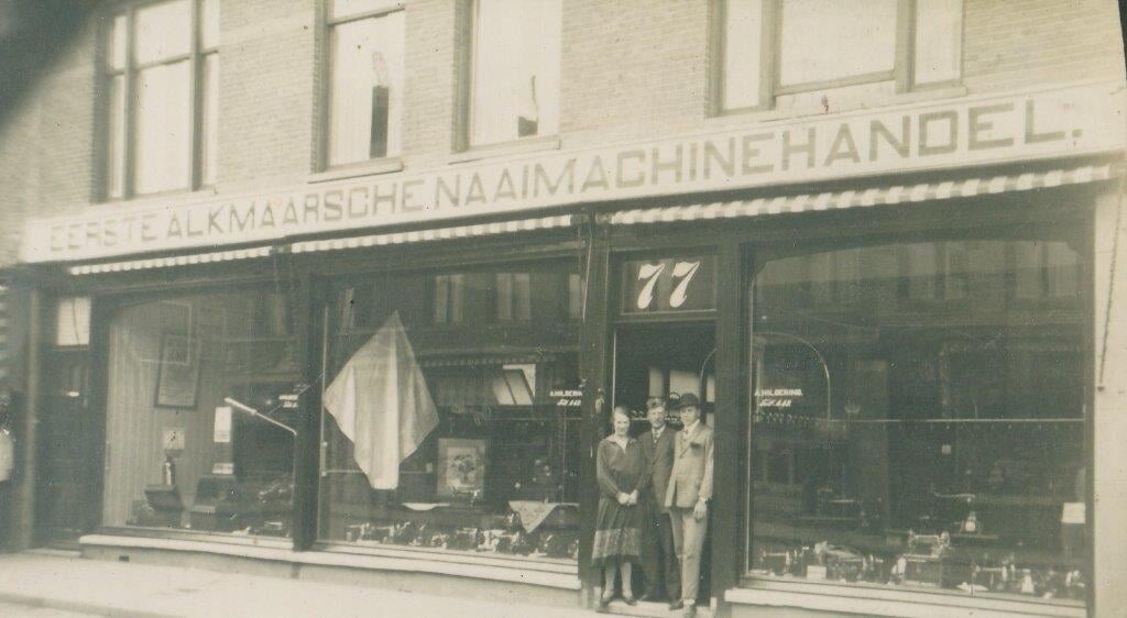 Eerste Alkmaarse Naaimachinewinkel Hildering Spoorstraat 77.