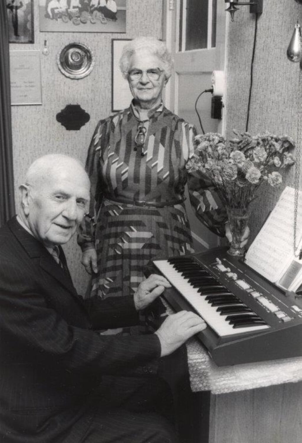 Dirigent Tremolando J. Geluk met echtgenote. 