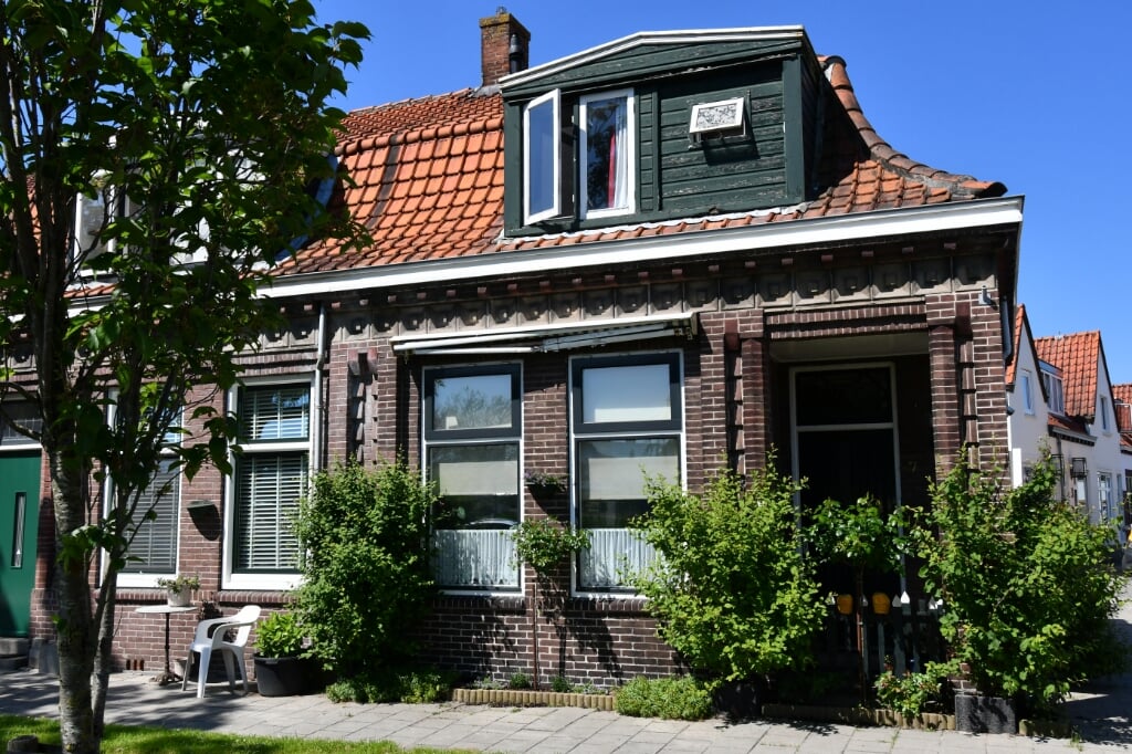 Mooi voorbeeld van een rond 1925, met heel veel liefde voor details, gebouwd Zaans huisje aan De Ruijterkade in Wormerveer. 