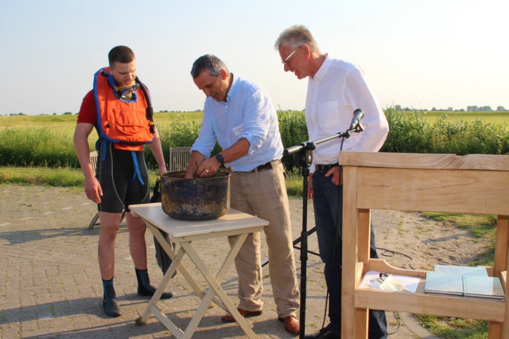 Duiker Jan, archeoloog Jan-Willem Oudhof en Friso de Zeeuw, voorzitter stichting Etersheimerbraak.