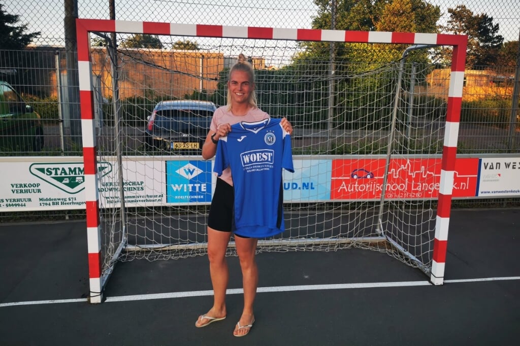 Aaike Verschoor toont trots het shirt van haar nieuwe club.                                                                                                                       