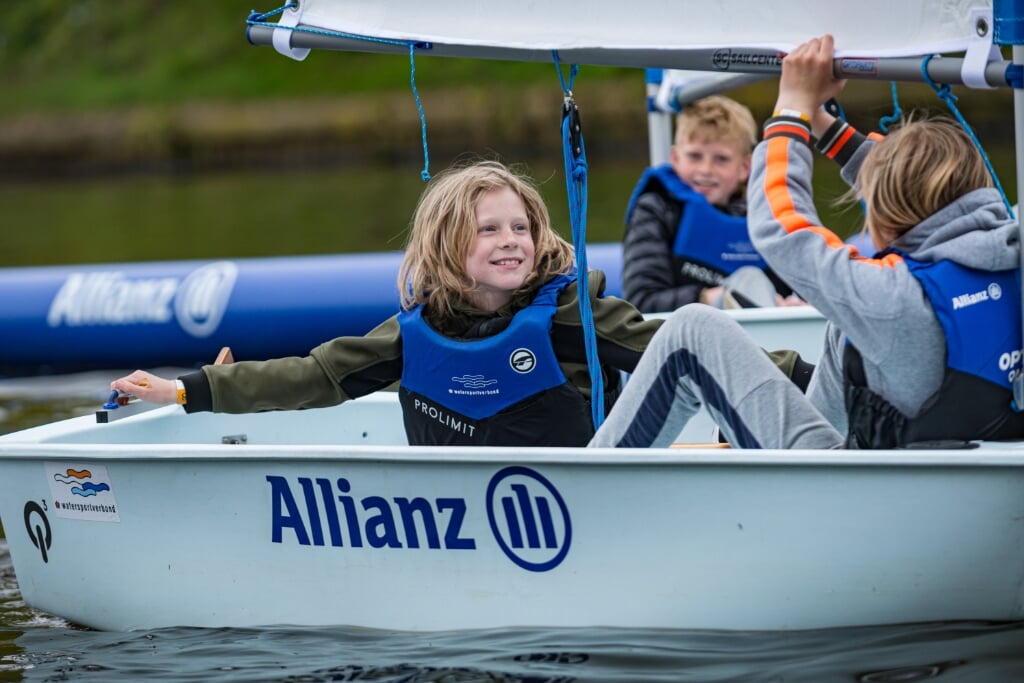 Kinderen maken kennis met de watersport tijdens de Allianz Regatta in Medemblik.
