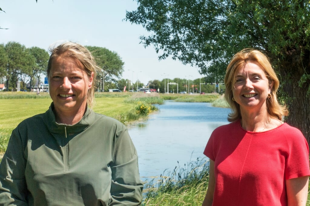 Viviènne Sanders en Mirjam van der Horst op de scheidslijn van hun gebied de Schulpvaart.
