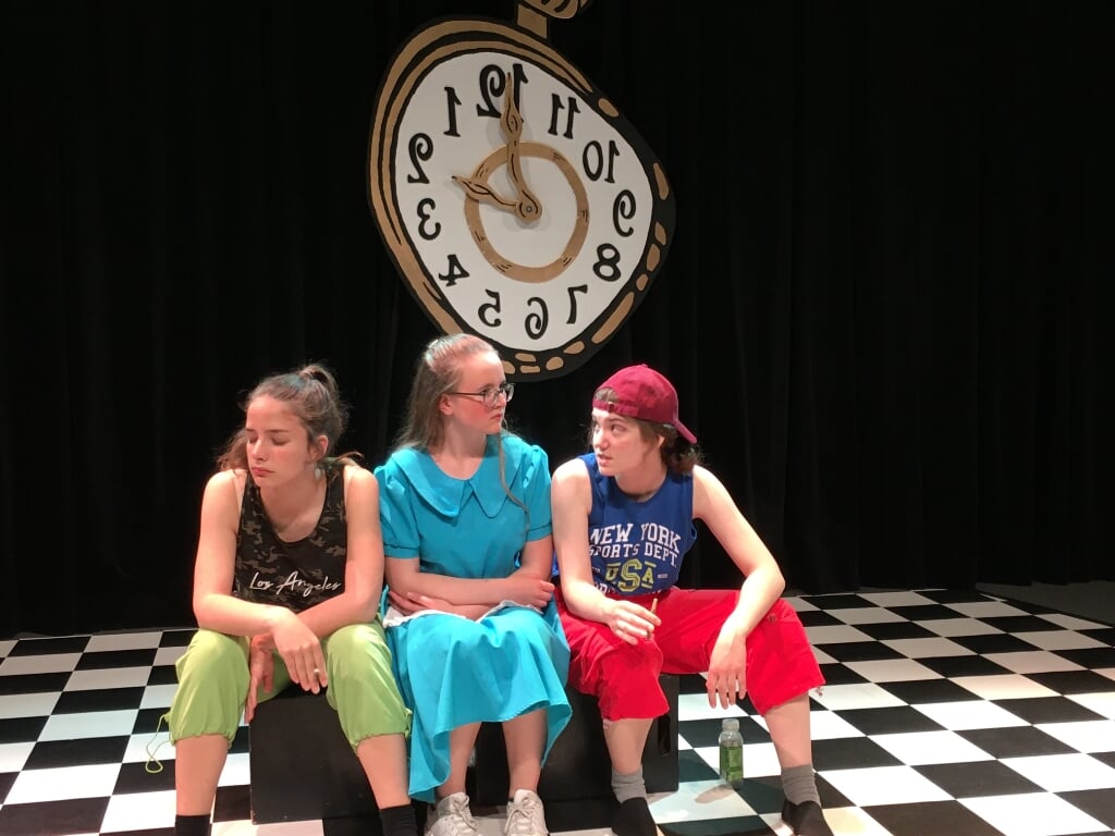 De jongerengroepen van Theater MUS speelden Alice/Alex in Wonderland.