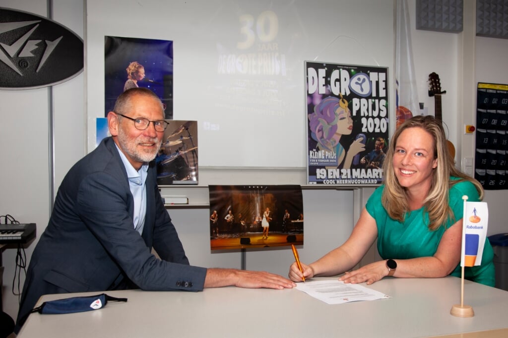 Ton Heijnen en Bianca Jonker (namens Rabobank Alkmaar e.o.) zijn bij de ondertekening aanwezig.