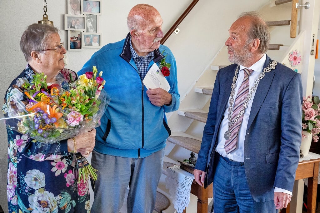 Het jubilerende echtpaar kreeg maandag 31 mei burgemeester Bert Blase op visite. Hij bracht een prachtige bos bloemen mee namens de gemeente Heerhugowaard.