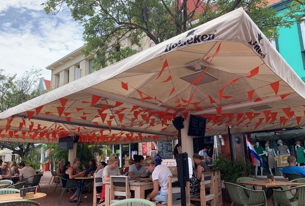 Plein Café Wilhelmina op het Wilhelminaplein in hartje Punda kleurt langzaam oranje 