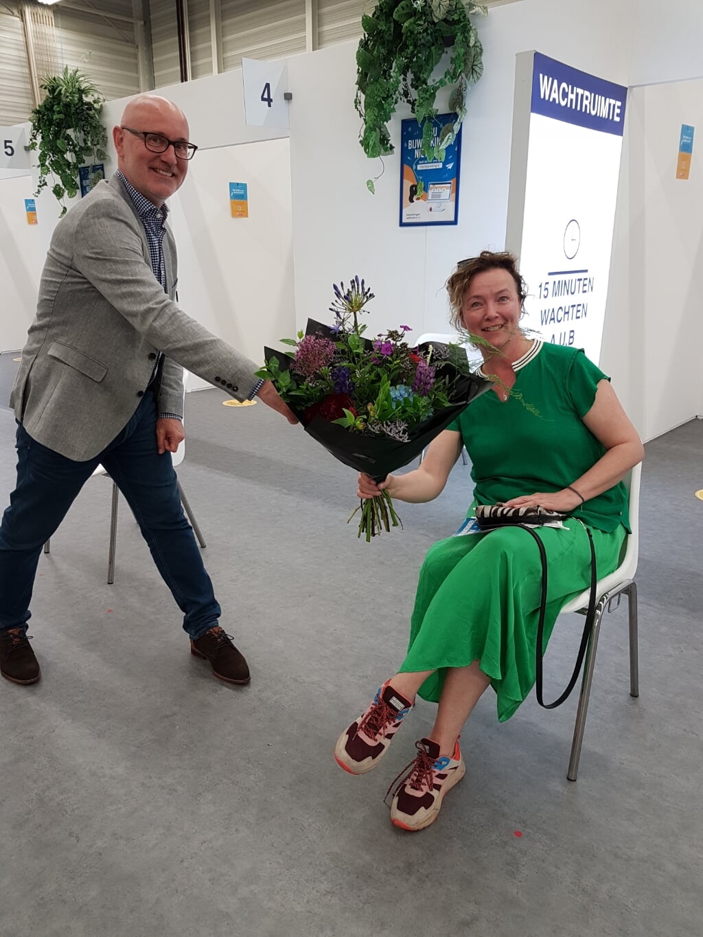 Suzelle Borsboom kreeg bloemen van GGD directeur Ferdinand Strijthagen. 